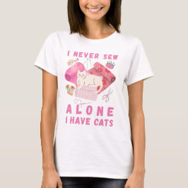 Camiseta I Never Sew Alone I Have Cats - A Cat Sewing 