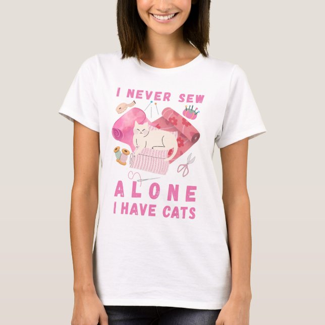 Camiseta I Never Sew Alone I Have Cats - A Cat Sewing  (Anverso)