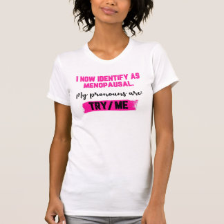 Camiseta I Now Identify As Menopausal. My Pronouns: Try/Me