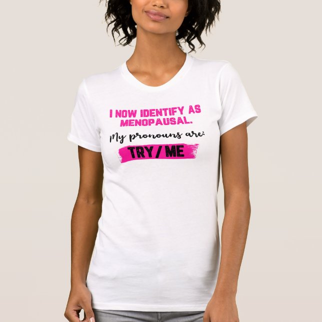 Camiseta I Now Identify As Menopausal. My Pronouns: Try/Me (Anverso)