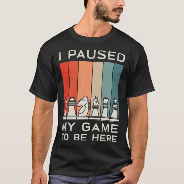 Camiseta I Paused My Game To Be Here Retro Chess (Anverso)