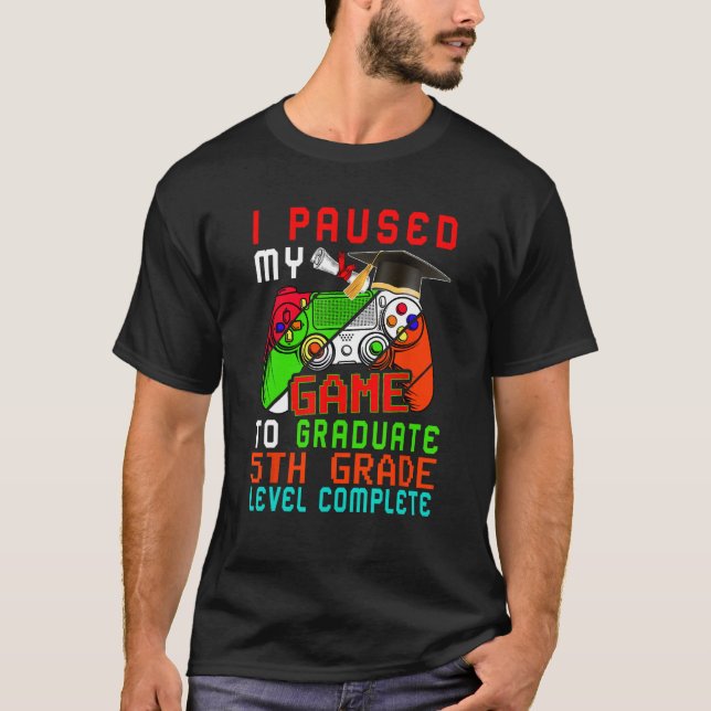Camiseta I Paused My Game To Graduate 5th Grade Level Compl (Anverso)