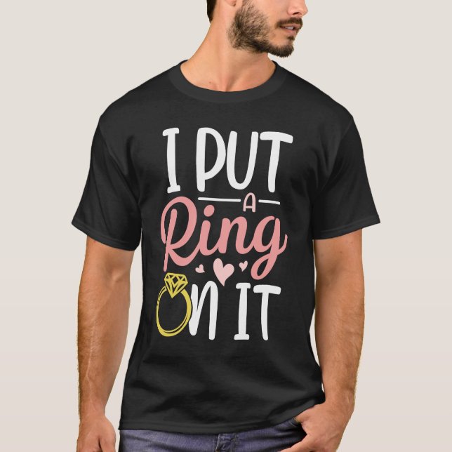 Camiseta I Put A Ring On It Engagement Engaged Future Husba (Anverso)