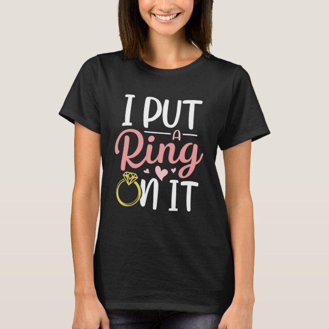 Camiseta I Put A Ring On It Engagement Engaged Future Husba (Anverso)