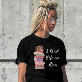 Camiseta I Read Between Rows Crochet Knitting Book Lover