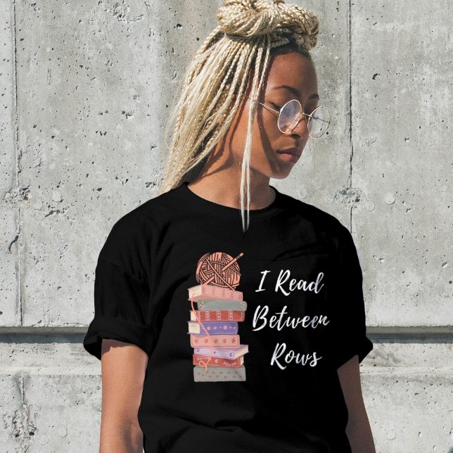 Camiseta I Read Between Rows Crochet Knitting Book Lover (Subido por el creador)