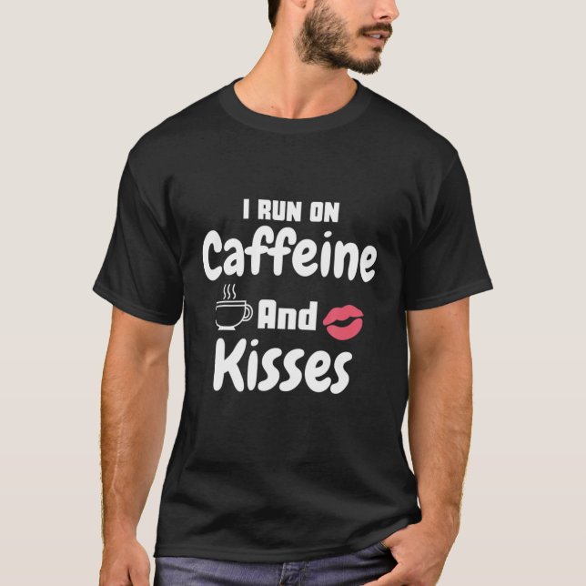Camiseta I Run On Caffeine And Kisses - Mother Kisses And C (Anverso)