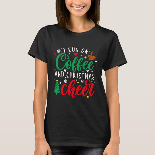 Camiseta I Run On Coffee And Christmas Cheer Fun Coffee Lov (Anverso)