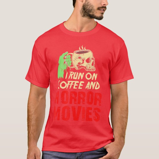 Camiseta I Run On Coffee And Horror Movies Caffeine Addict  (Anverso)