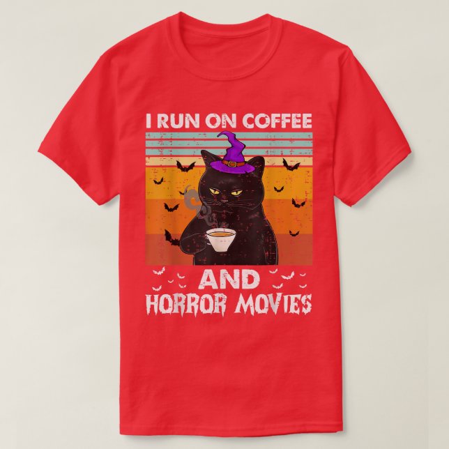 Camiseta I Run On Coffee And Horror Movies Halloween Coffee (Diseño del anverso)