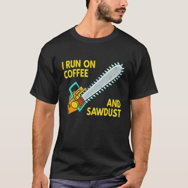 Camiseta I Run On Coffee And Sawdust Logger Arborist Chains (Anverso)