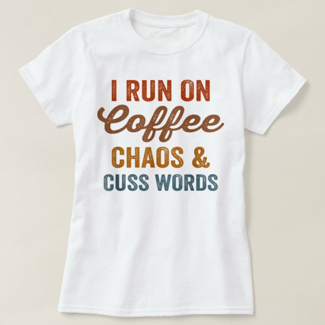 Camiseta I Run On Coffee Chaos And Cuss Words Funny Sarcast (Diseño del anverso)