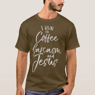 Camiseta I Run On Coffee Sarcasm And Jesus Funny Woman