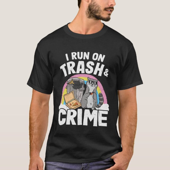Camiseta I Run On Trash And Crime Garbage Can Rainbow Racco (Anverso)