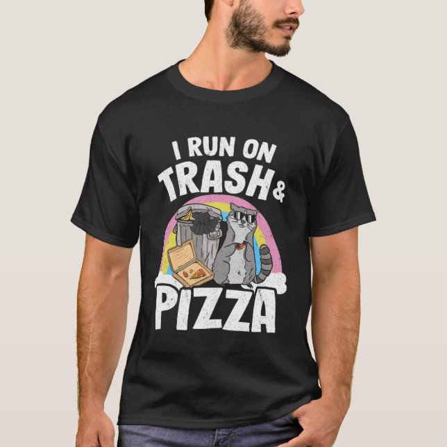 Camiseta I Run On Trash And Pizza Rainbow Raccoon (Anverso)