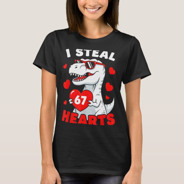 Camiseta I Steal 67 Hearts Funny 67 Valentine Dinosaur Men  (Anverso)