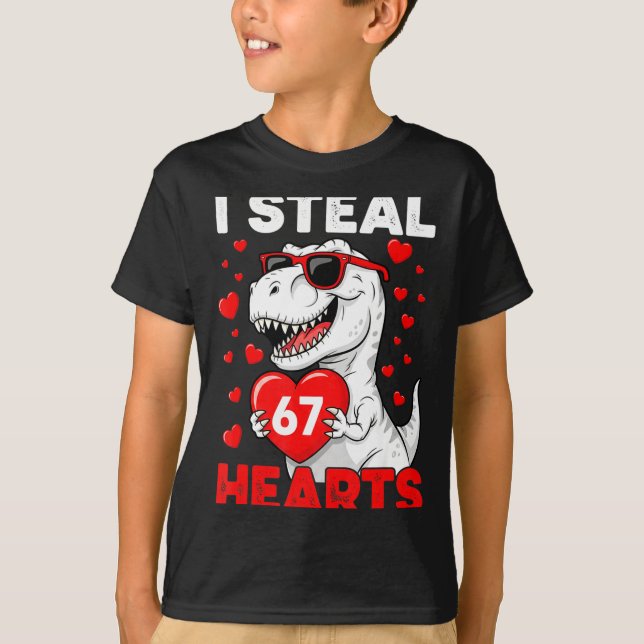 Camiseta I Steal 67 Hearts Funny 67 Valentine Dinosaur Men  (Anverso)