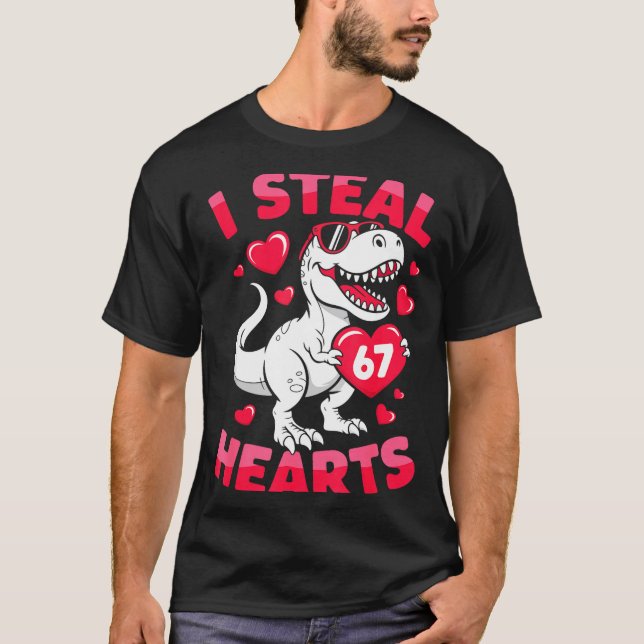 Camiseta I Steal 67 Hearts Funny 67 Valentine Dinosaur Men  (Anverso)
