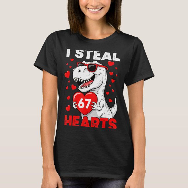 Camiseta I Steal 67 Hearts Funny 67 Valentine Dinosaur Men  (Anverso)