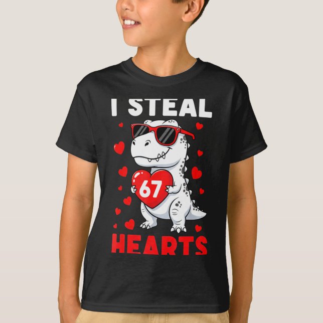 Camiseta I Steal 67 Hearts Funny 67 Valentine Dinosaur Men  (Anverso)