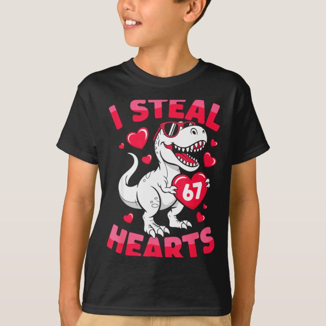 Camiseta I Steal 67 Hearts Funny 67 Valentine Dinosaur Men  (Anverso)
