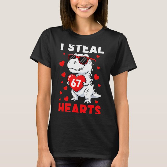 Camiseta I Steal 67 Hearts Funny 67 Valentine Dinosaur Men  (Anverso)