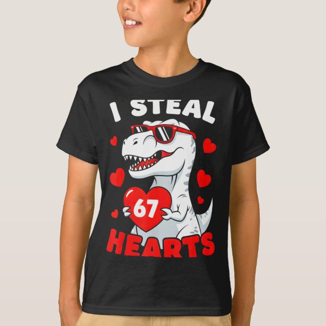 Camiseta I Steal 67 Hearts Funny 67 Valentine Dinosaur Men  (Anverso)