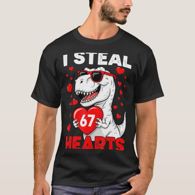 Camiseta I Steal 67 Hearts Funny 67 Valentine Dinosaur Men  (Anverso)