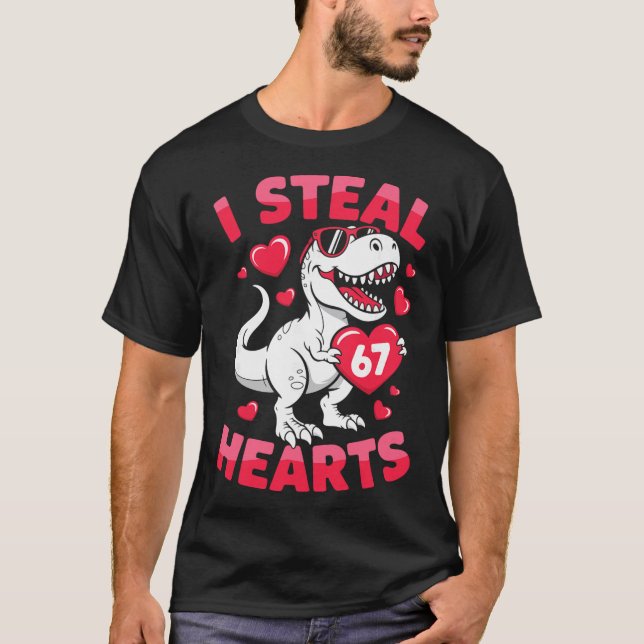 Camiseta I Steal 67 Hearts Funny 67 Valentine Dinosaur Men  (Anverso)