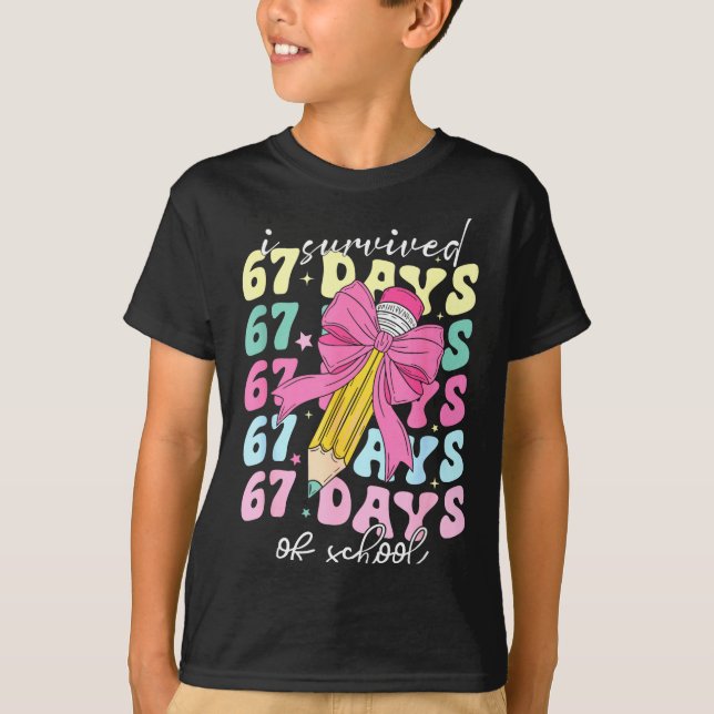 Camiseta I Survived 67 Days Of School Coquette Bow Student  (Anverso)