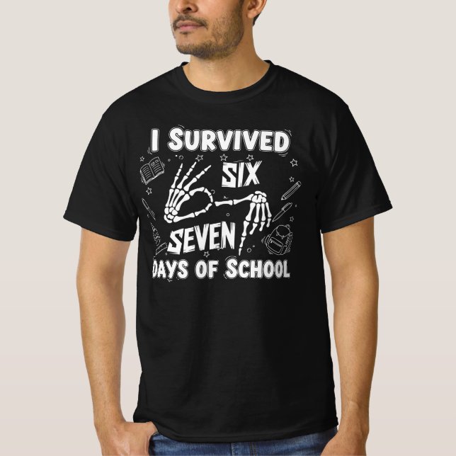 Camiseta I Survived 67 Days of School | Funny Skeleton Meme (Anverso)