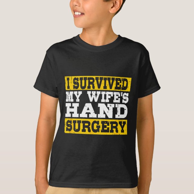 Camiseta I Survived My Wife's Hand Surgery Funny Recovery  (Anverso)