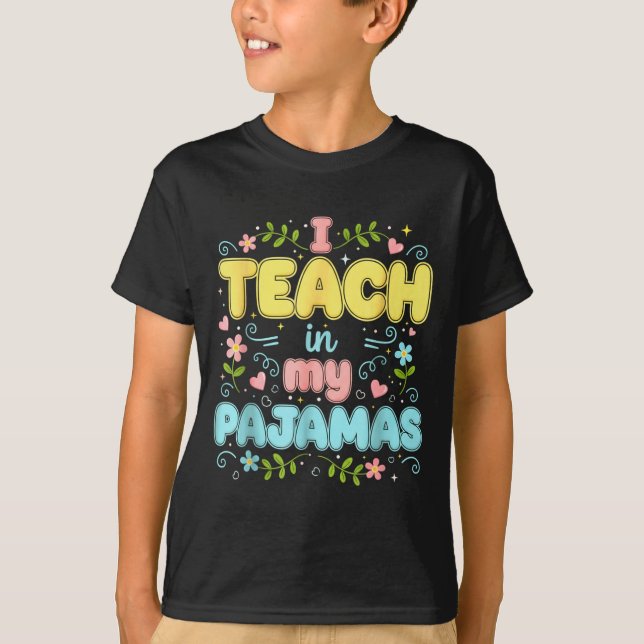 Camiseta I Teach In My Pajamas Funny Online Virtual Teacher (Anverso)
