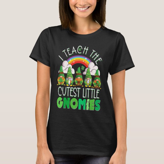 Camiseta I Teach the Cutest Little Gnomies Teacher St Patri (Anverso)