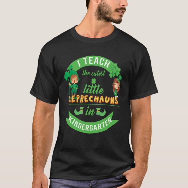 Camiseta I Teach The Cutest Little Leprechauns In Kindergar (Anverso)
