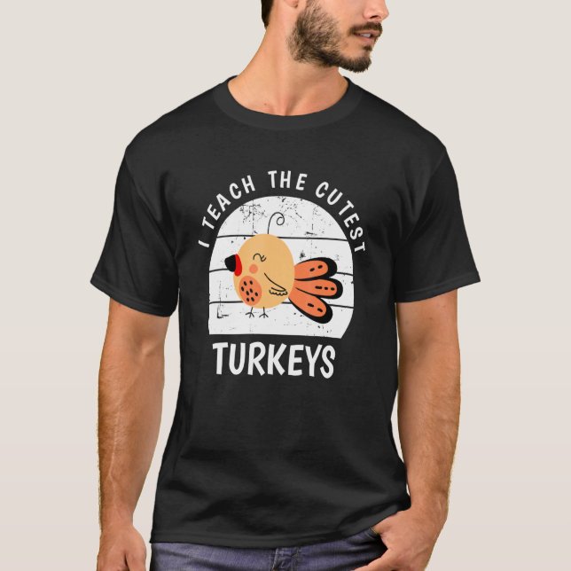 Camiseta I Teach The Cutest Little Turkeys Thanksgiving Day (Anverso)