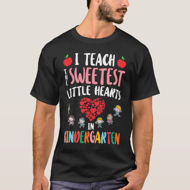 Camiseta I Teach The Sweetest Little Hearts in Kindergarten (Anverso)