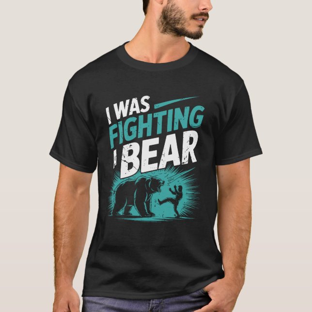 Camiseta I Was Fighting A Bear After Surgery Recovery Leg B (Anverso)