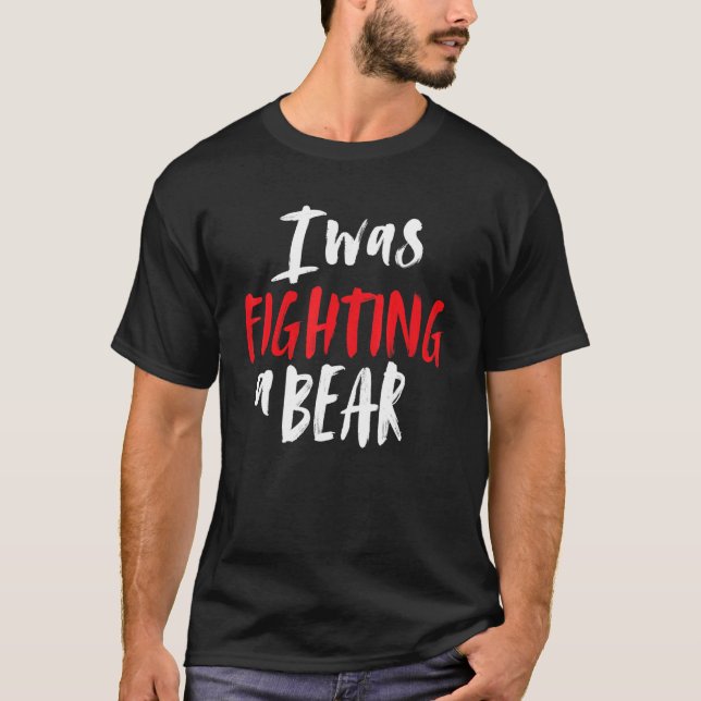 Camiseta I Was Fighting A Bear Shoulder Broken Leg Surgery  (Anverso)
