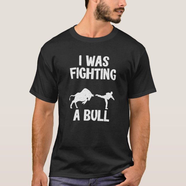 Camiseta I Was Fighting A Bull After Surgery Recovery Leg B (Anverso)