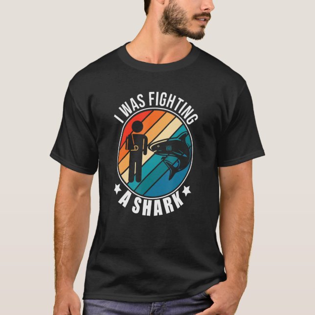 Camiseta I Was Fighting A Shark   Broken Arm Fracture (Anverso)