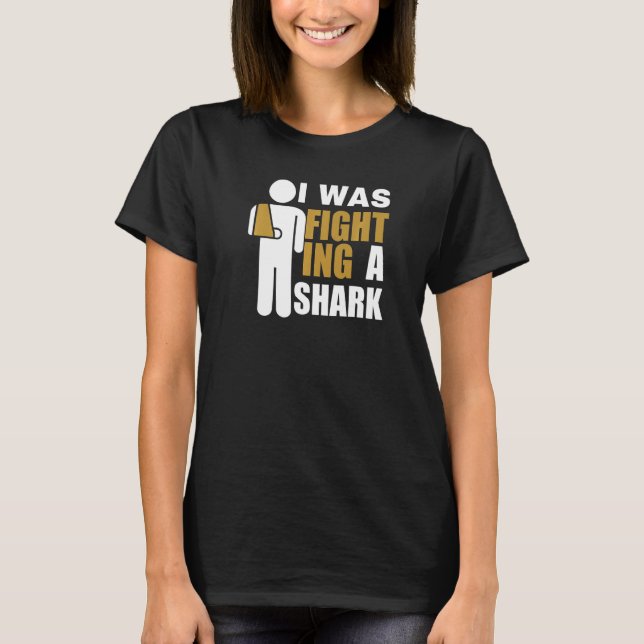 Camiseta I Was Fighting A Shark  Broken Arm Fracture (Anverso)