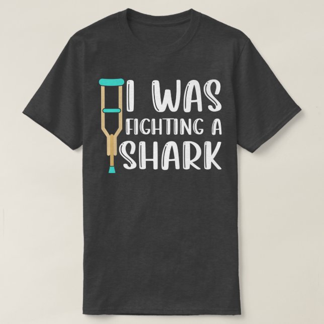 Camiseta I Was Fighting A Shark  Broken Arm Fracture 425  (Diseño del anverso)