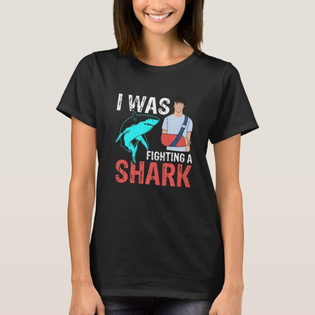 Camiseta I Was Fighting A Shark  Broken Bones  2 (Anverso)