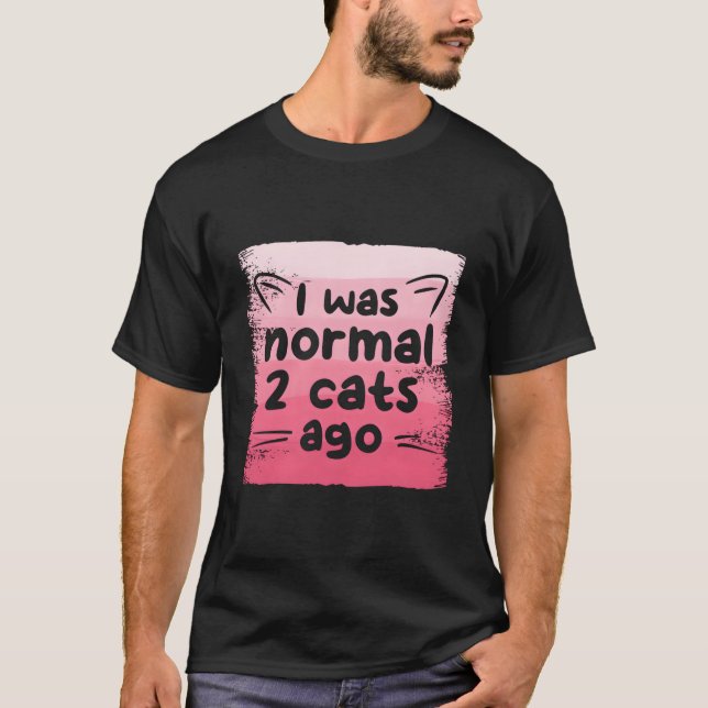 Camiseta I Was Normal 2 Cats Ago Cat (Anverso)