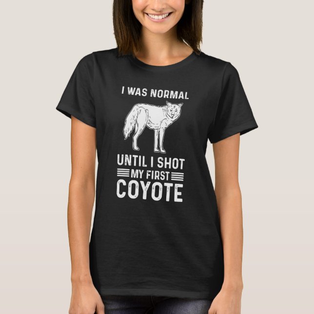 Camiseta I Was Normal Until I Shot My First Coyote Hunt Coy (Anverso)