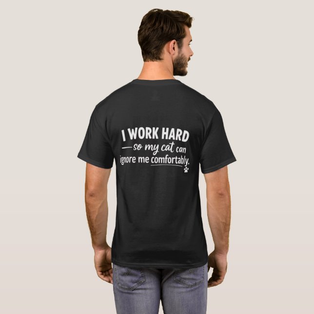 Camiseta I Work Hard So My Cat Can Ignore Me Comfortably  (Reverso completo)