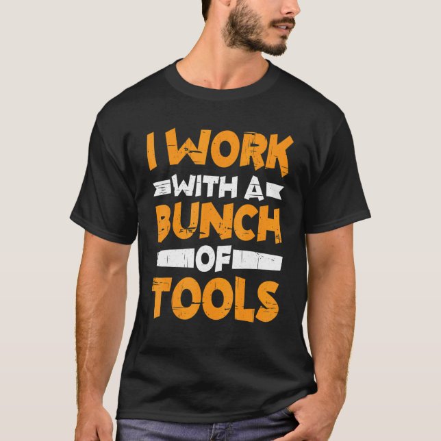 Camiseta I Work With A Bunch Of Tools        (Anverso)