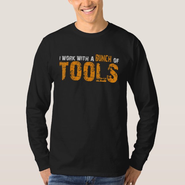 Camiseta I Work With A Bunch Of Tools   (Anverso)