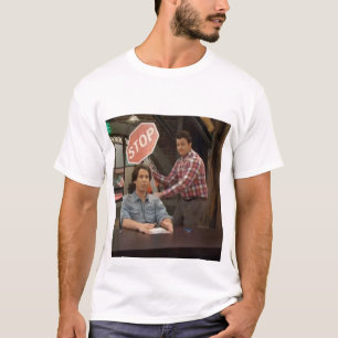 Camiseta iCarly Gibby golpeando a spencer con una señal de 